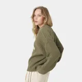 Sweater de punto verde militar confeccionado en tejido grueso acanalado, con calce oversize, cuello redondo y logo bordado en el frente.