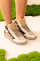 Botitas deportivas de caña alta con estampado de leopardo, detalles en color beige y cordones grises.