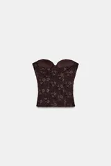 Corsé de encaje negro con escote corazón, hombros descubiertos y varillas interiores para estructura. Cuenta con cierre lateral mediante cremallera oculta.