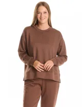 Buzo deportivo de cuello redondo, con hombros caídos y mangas largas con puños. Presenta costuras decorativas tipo pespunte en la parte frontal y en las mangas, con un diseño de ruedo recto y tajos laterales.