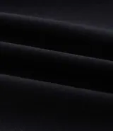 Pantalón de corte slim confeccionado en tejido de sarga, con cintura con trabillas, cierre tradicional y bolsillos laterales y traseros.