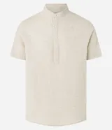 Camisa de manga corta confeccionada en mezcla de lino y algodón, con cuello tipo padre y cierre frontal parcial con botones.