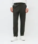 Pantalón masculino de corte relajado confeccionado en tejido oxford de algodón. Presenta cintura con trabillas y lazo ajustable, bolsillos laterales y traseros.