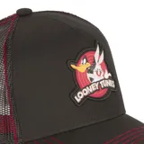 Gorra tipo trucker color negro con paneles traseros de malla. Presenta un parche bordado frontal con los personajes de Looney Tunes sobre un fondo circular rojo. Incluye detalles en hilo rojo en la visera y parches laterales con la marca y el logo de la serie.