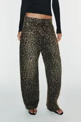 Jeans de tiro medio estilo baggy con estampado animal print, trabillas para cinto y diseño de cinco bolsillos. Cuenta con cierre frontal con cremallera y botón metálico.