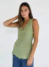 Musculosa de tejido waffle color verde, con escote en V y bordes desflecados en cuello y sisas.