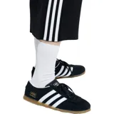 Championes Adidas modelo Gazelle Lo Pro, color negro con las icónicas tres tiras laterales en blanco. Presenta un diseño de perfil bajo con capellada de gamuza, interior en contraste blanco y suela de goma color caramelo. Incluye el logo de la marca y el nombre del modelo en dorado en el lateral.