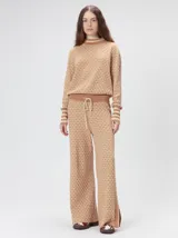 Sweater tipo buzo polera de tejido de punto jacquard con textura geométrica. Presenta cuello y puños acanalados en contraste y diseño de manga larga.