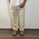 Pantalon de lino corte recto en color negro, con cintura elástica y cordón ajustable.