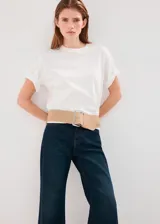 Jeans de denim azul oscuro con corte wide leg, tiro medio y botamanga ancha.