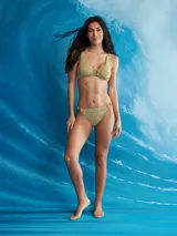 Conjunto de bikini color pistacho con estampado de hojas. El corpiño es de corte triangular con detalle de aro metálico en el centro. La bombacha es de corte clásico con aros metálicos en los laterales.