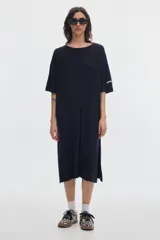 Vestido midi de rib color negro, con cuello redondo y manga corta, diseño holgado y aberturas laterales en el bajo.