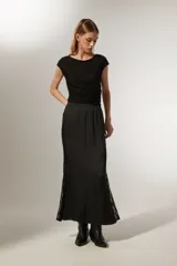 Falda larga negra de poliamida con detalle de encaje en el ruedo.