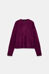 Jersey de punto con cuello redondo y manga larga, confeccionado en un suave tejido color bordó.