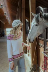 Sweater color marrón claro tejido en hilado de algodón, con cuello redondo y mangas largas. Presenta detalles de punto calado en el cuello, puños y ruedo.