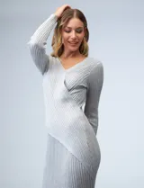 Vestido midi de tejido rib, color gris, con escote en V cruzado, manga larga y tajo lateral en el ruedo.