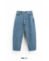 Pantalón de jean celeste de corte amplio y estilo baggy.