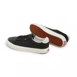Championes Vans Old Skool Lux de cuero negro con detalles en blanco en el talón y suela de goma vulcanizada.