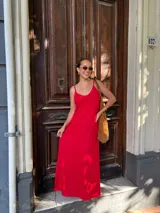 Vestido largo rojo de viscosa, con tirantes finos y escote en V.