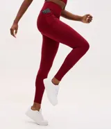 Legging deportiva de tiro alto confeccionada en microfibra, con recortes laterales en tejido canelado y bolsillo funcional. Presenta un diseño ajustado al cuerpo con largo hasta el tobillo.