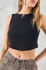 Top negro de algodón peinado, corte crop y cuello redondo.