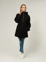 Campera softshell de corte entallado con cinturón anudable en la cintura, cierre frontal completo y capucha integrada. Presenta un diseño minimalista con bolsillos laterales y logo metálico distintivo.