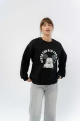 Buzo de cuello redondo en color blanco hueso, con corte relajado y estampa frontal de Mickey Mouse con la frase 'Never too old for Mickey'. Confeccionado en algodón con interior frisado.