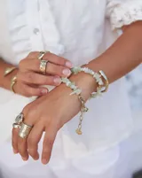 Anillo ancho de alpaca con textura irregular.