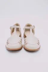 Sandalias rojas de cuero con talón cubierto, pulsera con hebilla al tobillo, puntera cerrada con aberturas circulares y taco bajo de madera.