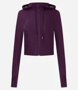 Campera deportiva Get Over confeccionada en microfibra, con diseño de corte cropped, capucha con cordón ajustable, cierre frontal y mangas largas con orificio para pulgar.