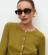 Cardigan de punto canelado color verde oliva, con cuello redondo, manga larga y cierre frontal abotonado.