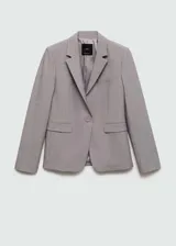 Blazer de corte recto en color beige, con cuello de solapa con muesca, cierre frontal de un botón y bolsillos laterales con solapa. Cuenta con forro interior y mangas largas con puños abotonados.
