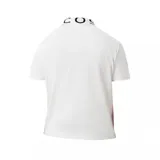 Remera polo de piqué de manga corta marca Lacoste, de color blanco, con cuello camisero acanalado que presenta inscripciones con el nombre de la marca en contraste.