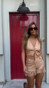 Top beige de cuero sintético, con escote en V y cierre frontal con cordones.