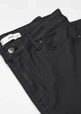 Pantalón de jean negro, de corte flare, tiro alto y largo cropped.