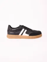 Championes urbanos modelo Osaka, confeccionados en poliuretano color negro con detalles en blanco en los laterales y suela de goma en tono tostado.