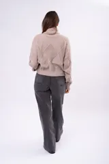 Sweater de cuello alto con diseño de rombos texturizados, de calce holgado y mangas largas.