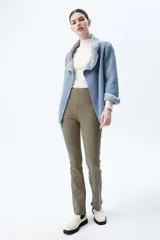 Pantalón acampanado con estampado a cuadros en tonos mostaza y negro, de tiro alto y corte ajustado.