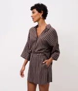 Short de corte recto confeccionado en viscolino con diseño de rayas verticales, cintura trasera con elástico, tapetas frontales con botones decorativos y bolsillos laterales.