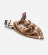 Pañuelo satinado de poliéster con estampado geométrico en tonos beige, blanco y marrón, con detalles de puntos.