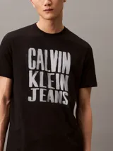 Remera negra de manga corta con estampado del logo de Calvin Klein Jeans en color blanco.