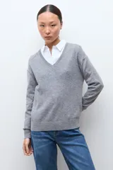 Sweater gris melange de manga larga con escote en V.