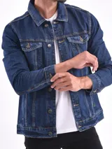 Campera de jean azul de hombre, con cuello camisero, cierre frontal de botones y bolsillos a la altura del pecho.