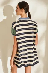 Vestido tipo polo corto tejido de punto, con diseño de rayas horizontales en tonos rojo, marrón y blanco, cuello y escote V en color tostado, y mangas cortas holgadas.