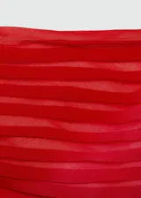 Top palabra de honor con diseño drapeado y entallado. Presenta un estampado degradado en tonos rosados y rojos, con cierre de cremallera invisible en el lateral.