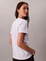 Remera Calvin Klein de manga corta y cuello redondo, confeccionada en tejido de punto de algodón. Presenta un diseño clásico de corte regular con el logo de la marca bordado discretamente en el pecho.