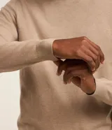 Suéter básico de punto color verde oscuro, de manga larga, con cuello redondo y puños y bajo acanalados.