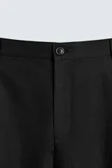 Pantalón de corte relaxed fit con pinzas delanteras, confeccionado en una mezcla de algodón, lino y lyocell. Presenta bolsillos laterales, bolsillos traseros de vivo y cierre frontal con cremallera y botón.