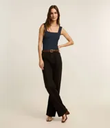 Blusa básica sin mangas de poliamida, con escote cuadrado tanto en el frente como en la espalda y breteles medianos.