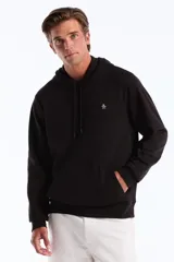 Hoodie negro de algodón, con capucha ajustable mediante cordones y bolsillo canguro frontal. Presenta un pequeño logo bordado de pingüino en el pecho.